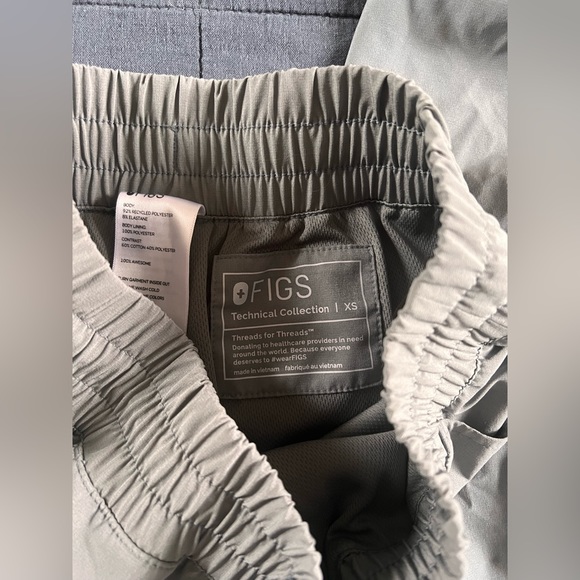 FIGS | Dark Sage Fionlite Scrub Set - Picture 8 of 12